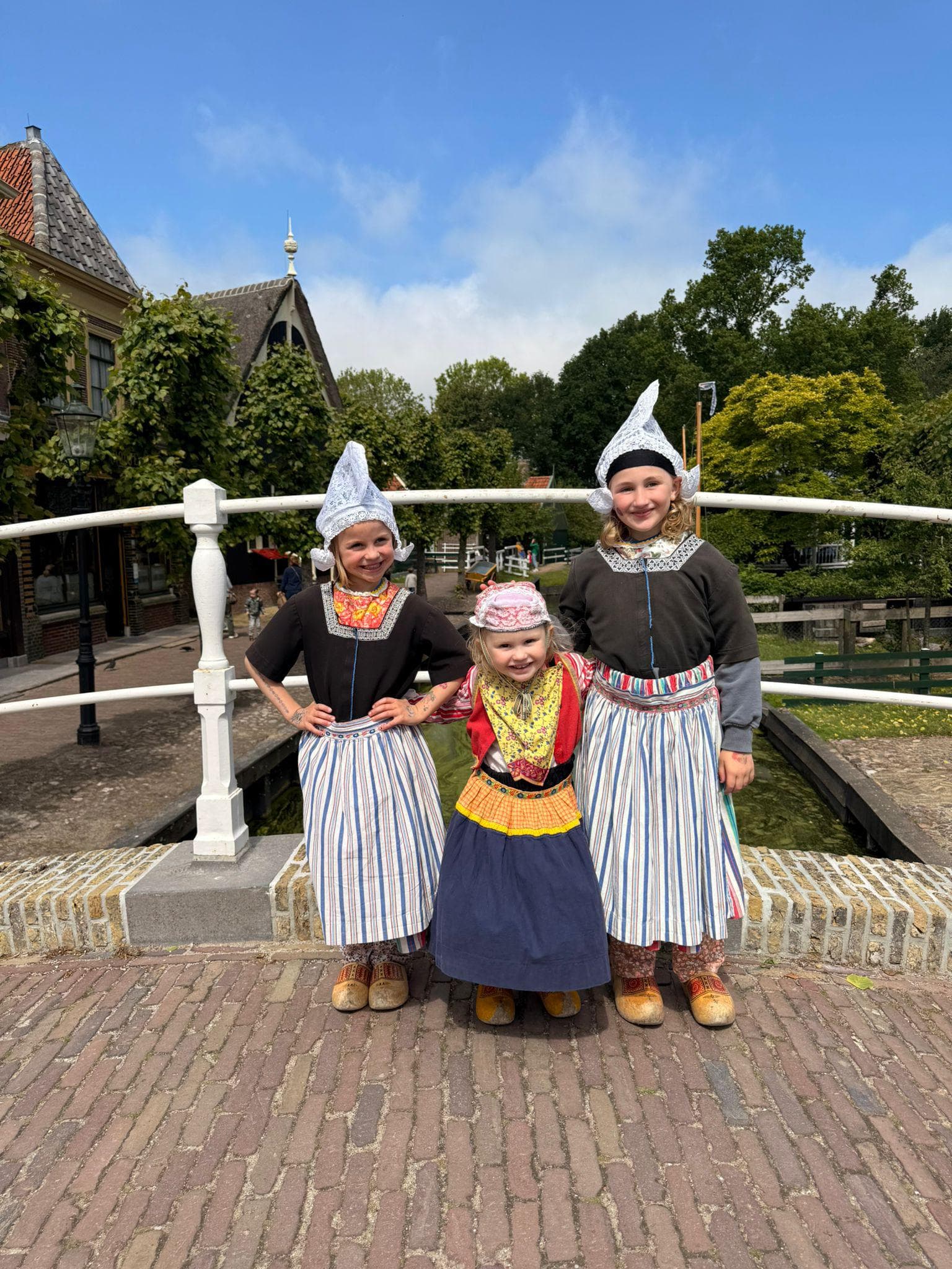 Joni, Aila en Feli in klederdracht